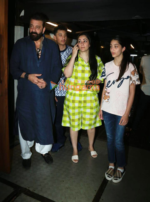 photos sanjay dutt snapped with family in bandra 2