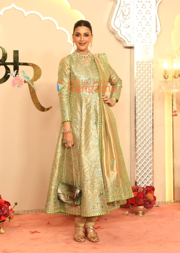 photos shah rukh khan salman khan ananya panday john cena sara ali khan and others attend the wedding ceremony of anant ambani and radhika merchant 1123 7 photos shah rukh khan salman khan ananya panday john cena sara ali khan and others attend the wedding ceremony of anant ambani and radhika merchant 1123 7