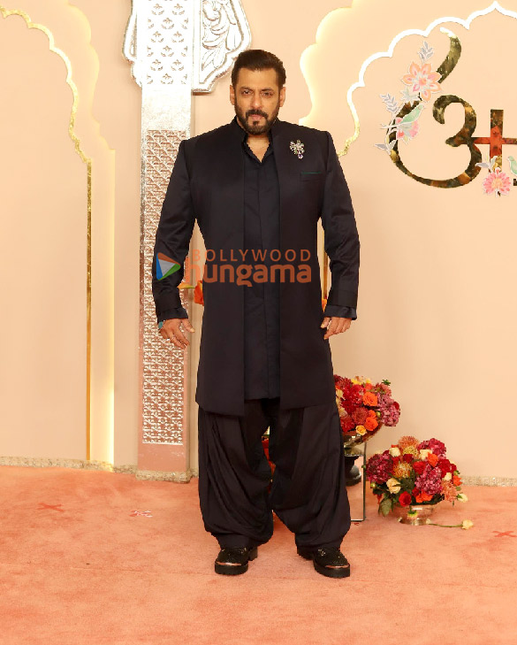photos shah rukh khan salman khan ananya panday john cena sara ali khan and others attend the wedding ceremony of anant ambani and radhika merchant 3