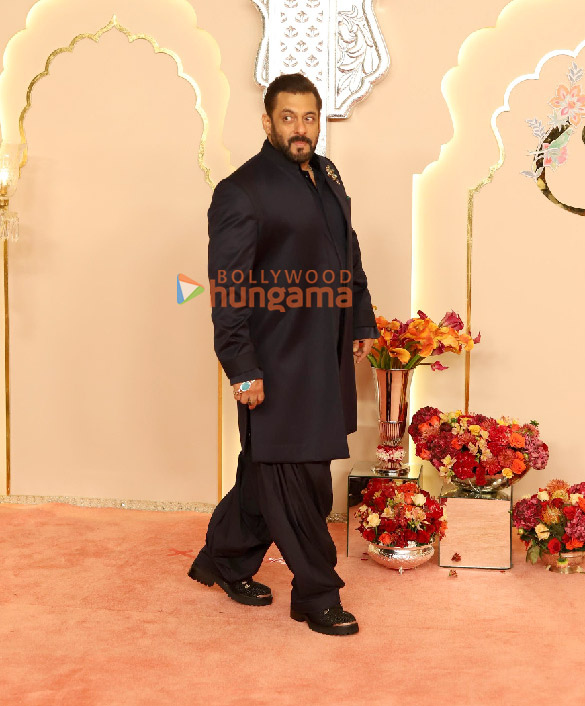 photos shah rukh khan salman khan ananya panday john cena sara ali khan and others attend the wedding ceremony of anant ambani and radhika merchant 4