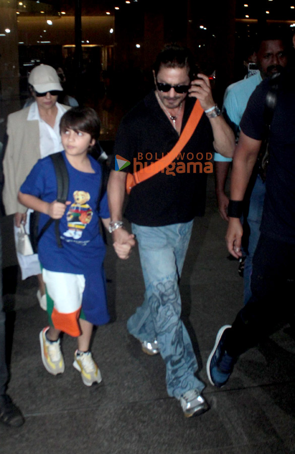 photos shah rukh khan and abram khan snapped at the airport 4