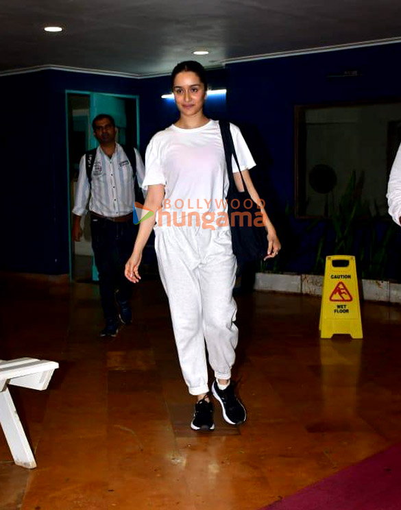 photos shraddha kapoor snapped in juhu 3 19