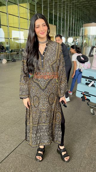 Photos: Shruti Haasan, Neha Bhasin and Divyanka Tripathi snapped at the airport