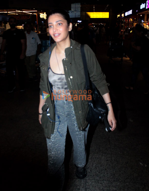 Photos: Shruti Haasan snapped at the airport Photos: Shruti Haasan snapped at the airport