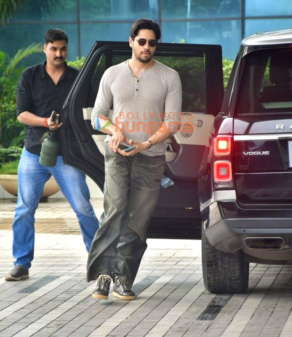 Photos: Sidharth Malhotra snapped in Andheri Photos: Sidharth Malhotra snapped in Andheri