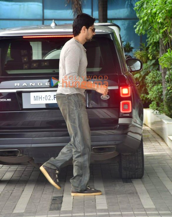 photos sidharth malhotra snapped in andheri 3 4