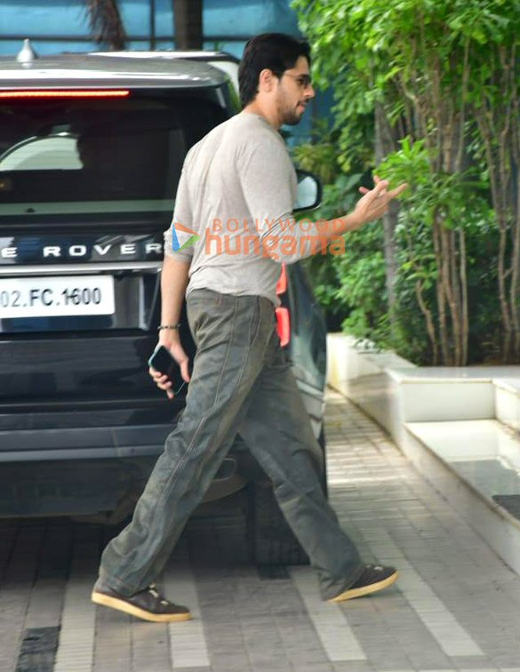 photos sidharth malhotra snapped in andheri 4 4
