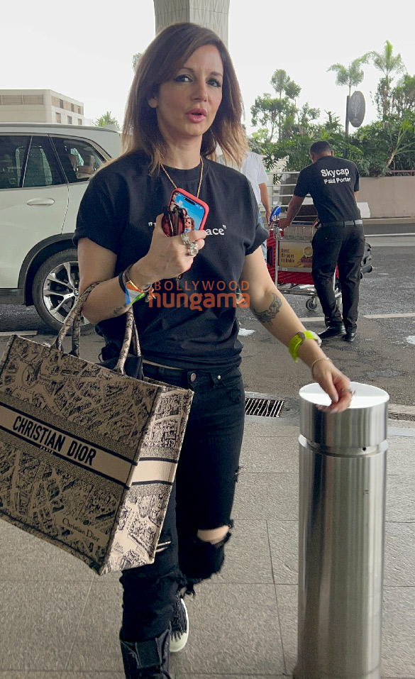 photos sussanne khan and anupam kher snapped at the airport 3