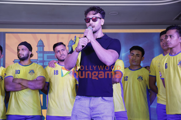 photos tiger shroff snapped at mumbay football club launch 1