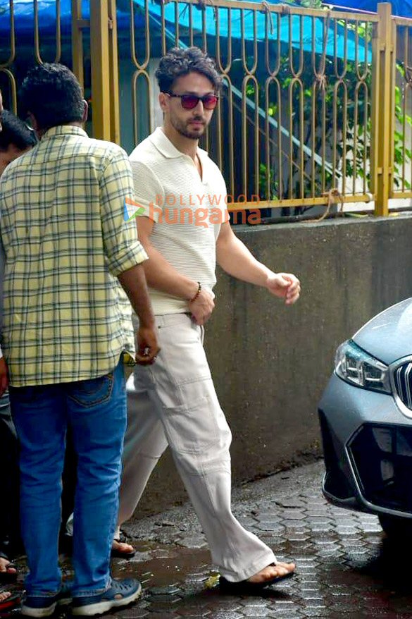 photos tiger shroff snapped in juhu 4 4