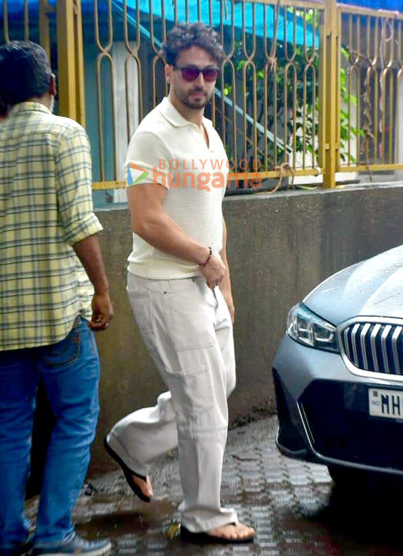 photos tiger shroff snapped in juhu 6