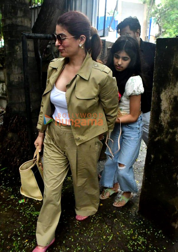 photos twinkle khanna snapped with daughter in juhu 1