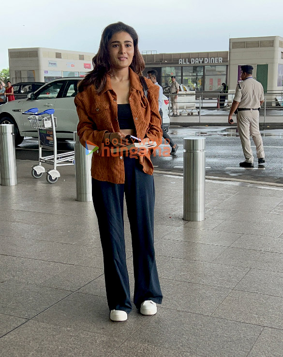 photos vicky kaushal shalini pandey and johny lever snapped at the airport 5