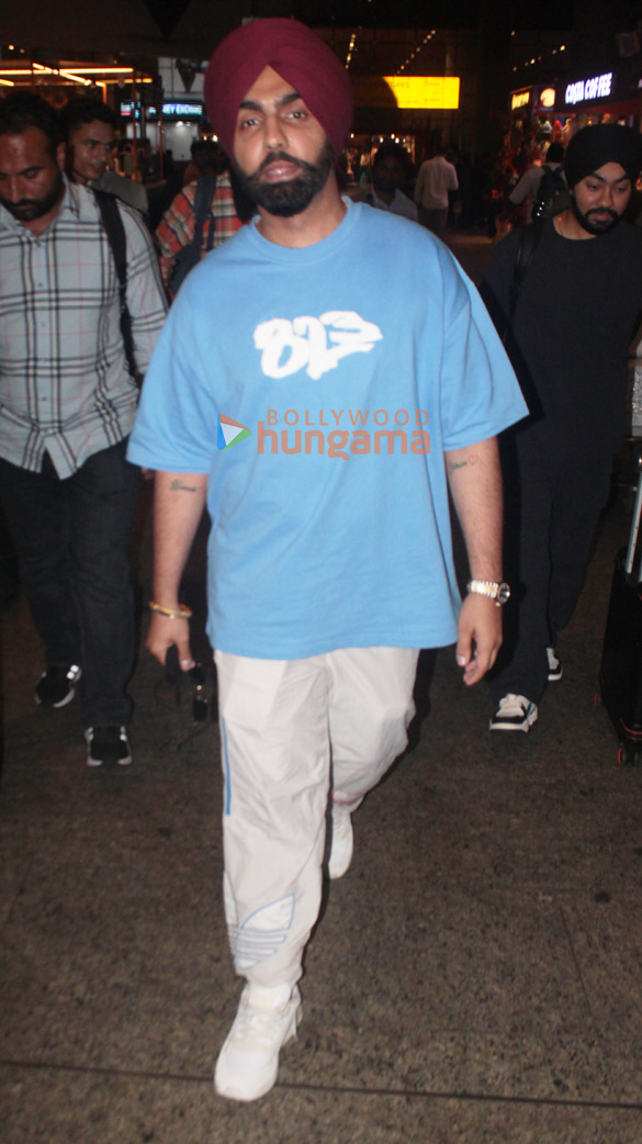 photos vicky kaushal and ammy virk snapped at the airport 1