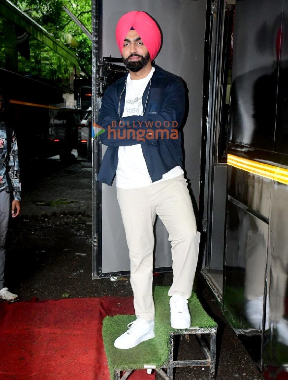 photos vicky kaushal snapped outside mehboob studios 5