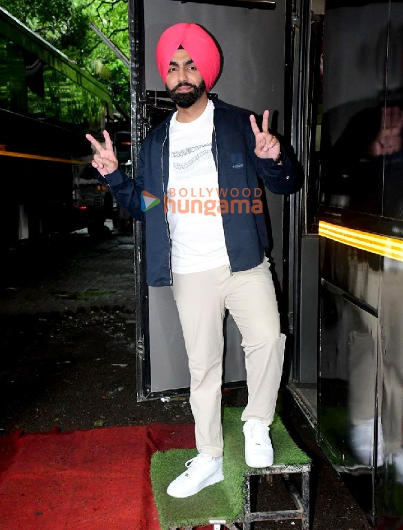 photos vicky kaushal snapped outside mehboob studios 6