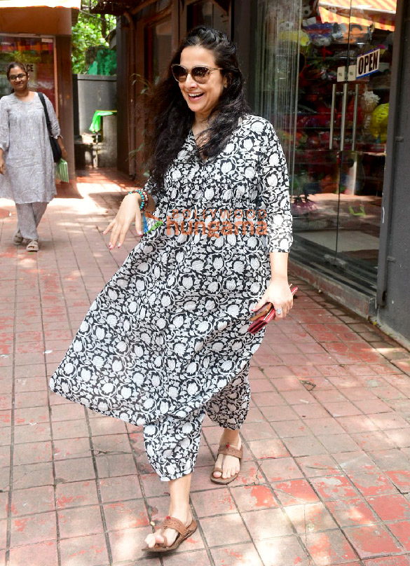photos vidya balan snapped in bandra 6