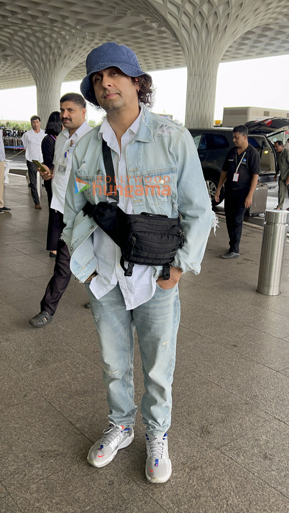 photos zahrah s khan and sonu nigam snapped at the airport 4
