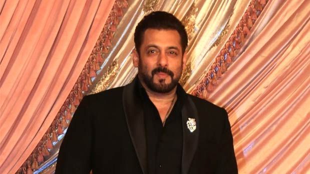 Salman Khan sets the stage on fire at Anant Ambani’s sangeet with electrifying performance, Ranveer Singh dances to No Entry track
