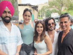 Akshay Kumar and cast of Khel Khel Mein get clicked at Laughter Chefs set