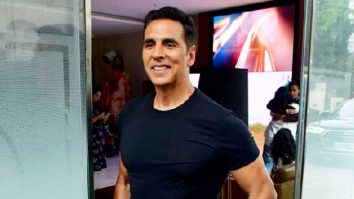 Handsome! Akshay Kumar poses for paps in all black