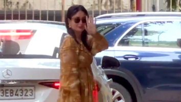 Kareena Kapoor Khan waves at paps as she gets clicked