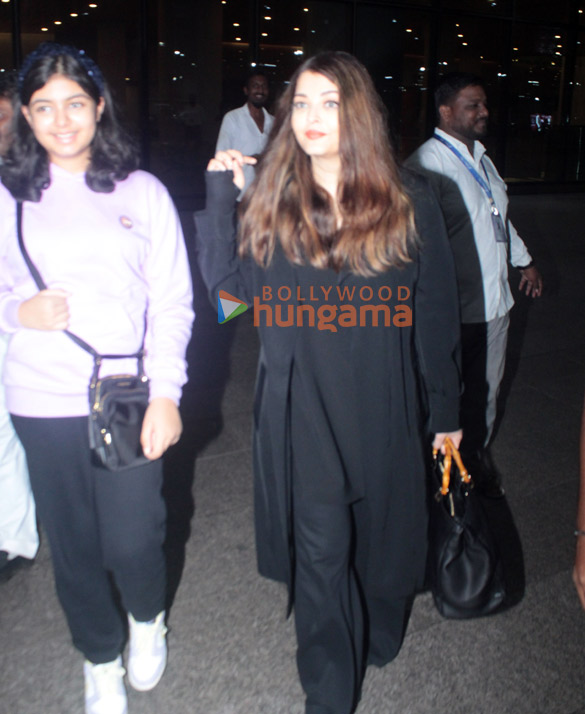 photos aishwarya rai bachchan and aaradhya bachchan snapped at the airport 4