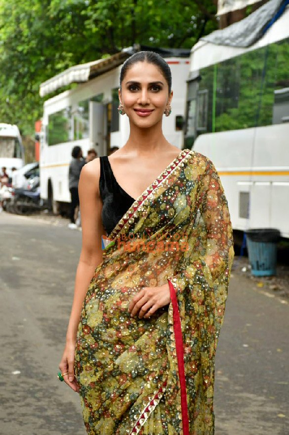 photos akshay kumar vaani kapoor fardeen khan and team khel khel mein snapped on the sets of bigg boss marathi 2