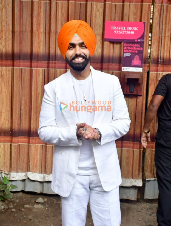 photos akshay kumar vaani kapoor fardeen khan and team khel khel mein snapped on the sets of bigg boss marathi 4