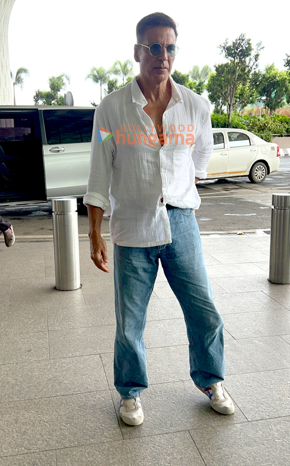 photos akshay kumar and jim sarbh snapped at the airport 3
