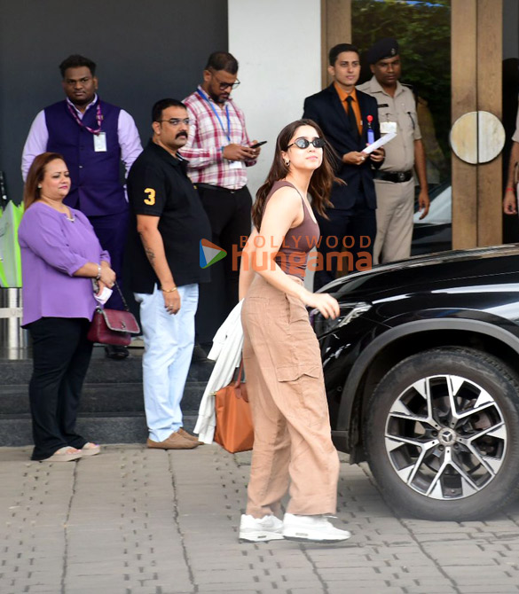 photos alia bhatt sharvari and soni razdan snapped at kalina airport 4