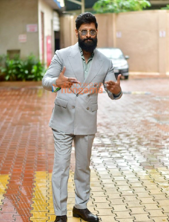 photos chiyaan vikram and malavika mohanan snapped during thangalaan promotions 6