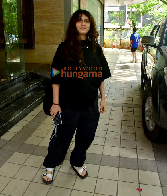 photos fatima sana shaikh and ibrahim ali khan snapped in juhu 5