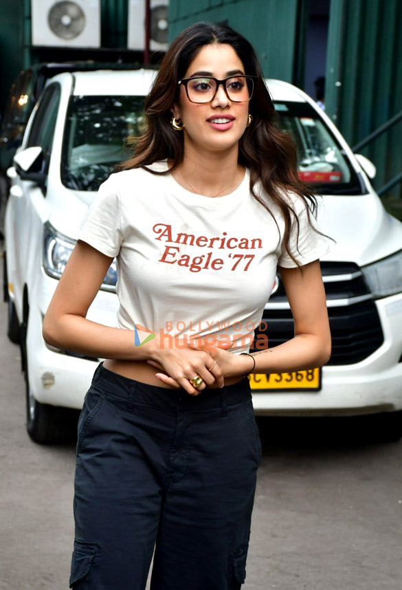 Photos: Janhvi Kapoor snapped in Juhu Photos: Janhvi Kapoor snapped in Juhu