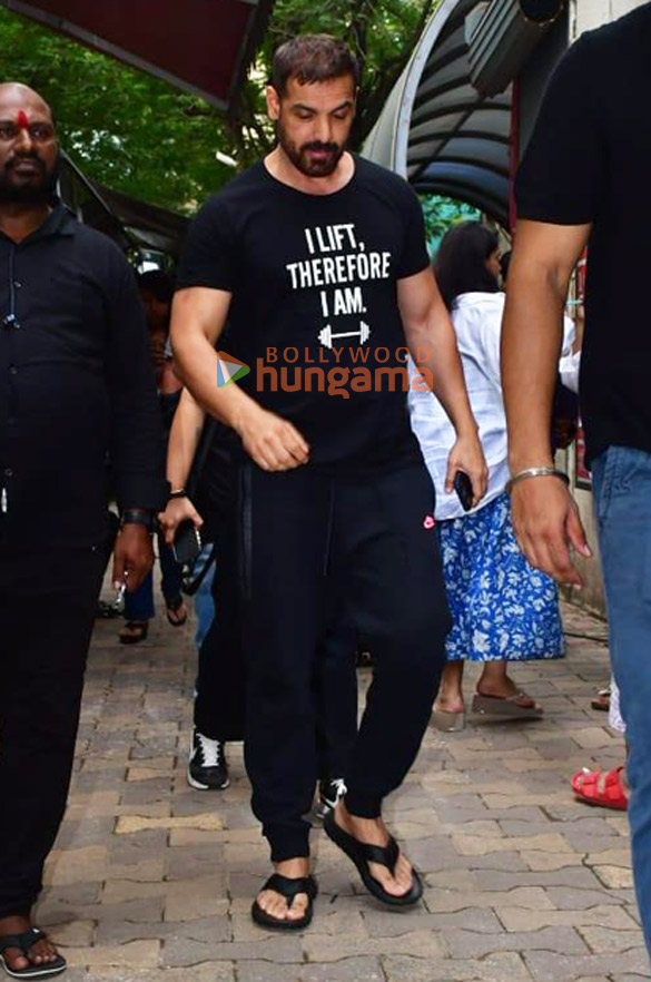 photos john abraham and shavari snapped during vedaa promotions on aapka apna zakir show 5