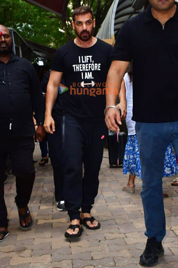 photos john abraham and shavari snapped during vedaa promotions on aapka apna zakir show 6