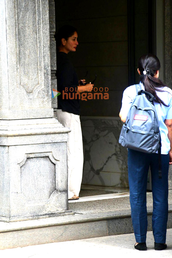 photos kareena kapoor khan snapped at randhir kapoors house in bandra 2
