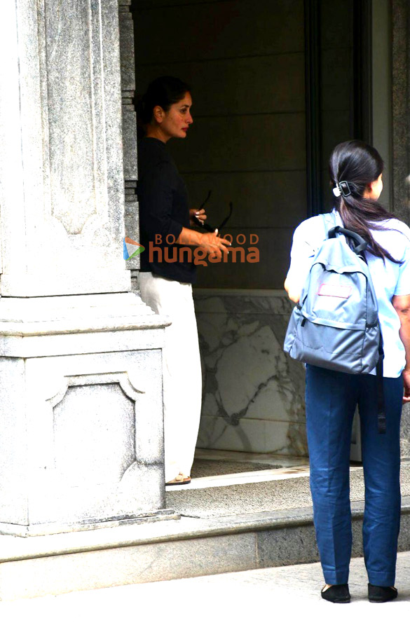 photos kareena kapoor khan snapped at randhir kapoors house in bandra 3