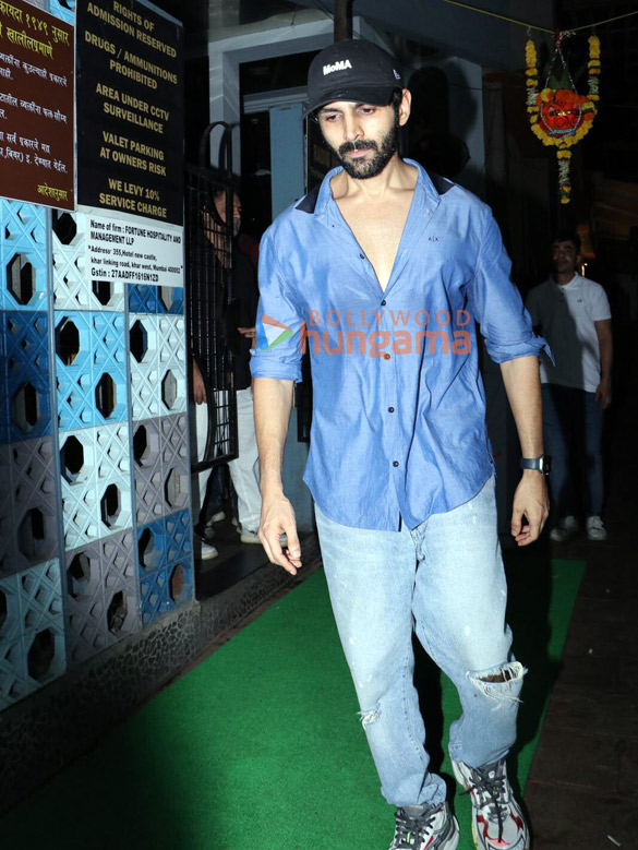 Photos: Kartik Aaryan, Ananya Panday, Suhana Khan and others snapped in Bandra Photos: Kartik Aaryan, Ananya Panday, Suhana Khan and others snapped in Bandra
