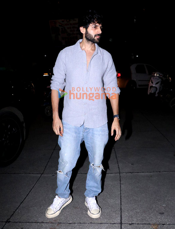 photos kartik aaryan snapped in bandra 3 9