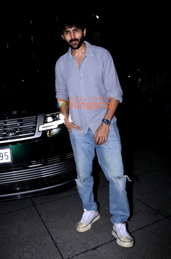 photos kartik aaryan snapped in bandra 4 9