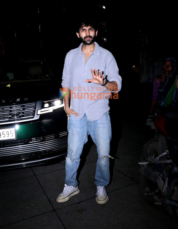 photos kartik aaryan snapped in bandra 5 3