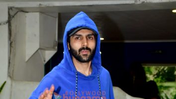 Photos: Kartik Aaryan snapped in Juhu