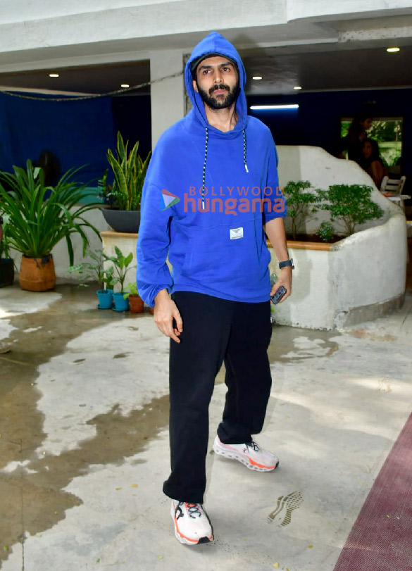 photos kartik aaryan snapped in juhu 3 34