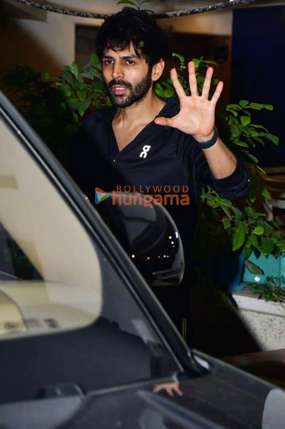 photos kartik aaryan snapped in juhu 3 32