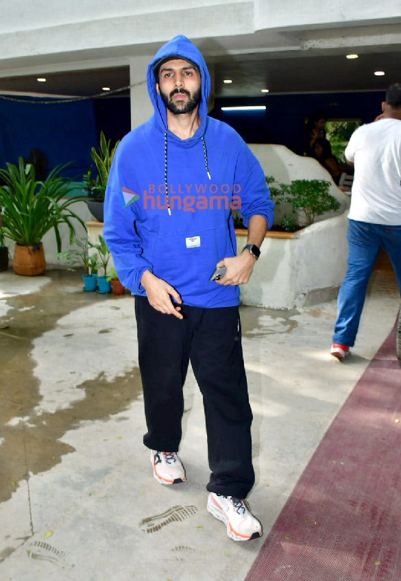 photos kartik aaryan snapped in juhu 4 33