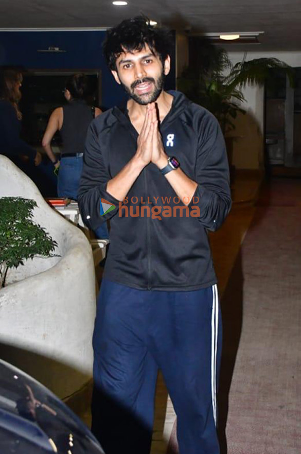 photos kartik aaryan snapped in juhu 4 31