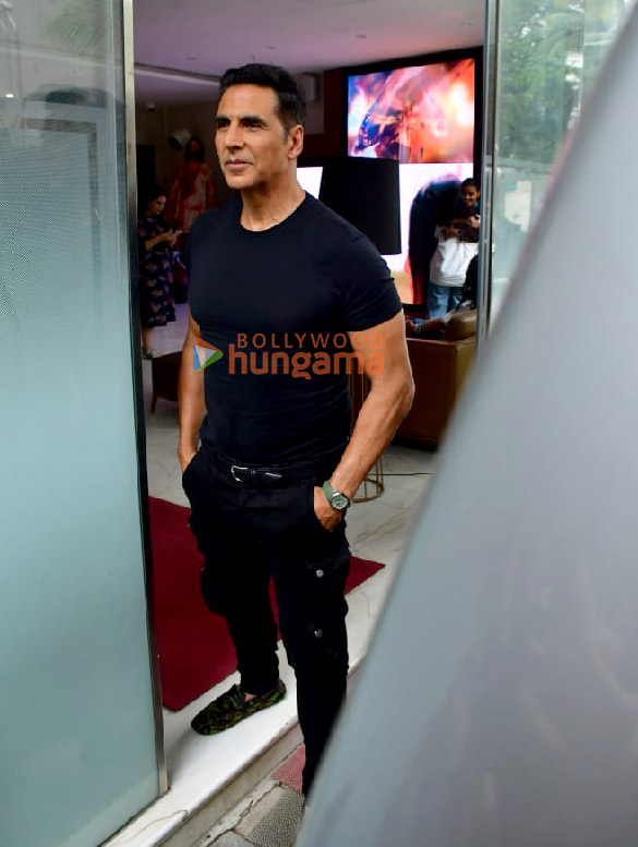 photos khel khel mein cast akshay kumar vaani kapoor and more snapped at t series office in andheri 7