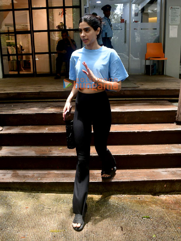 photos khushi kapoor snapped outside the gym in bandra 2