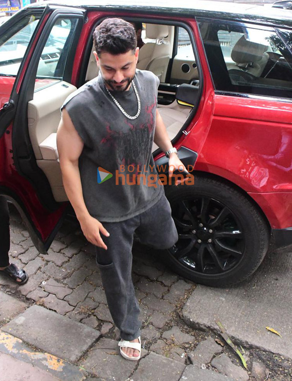 photos kunal kemmu snapped outside a salon in khar 2